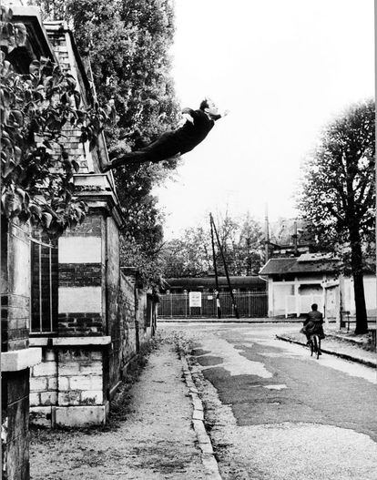 'Leap into the void' por Harry Schunk-John Kender (1960, Fotografía b/n, 30 x 23,5 cm).