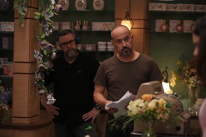 Joan Noguera (derecha), durante el rodaje de la nueva serie diaria de Antena 3.