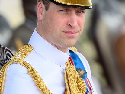 El príncipe Guillermo en el sexto día de su gira por el Caribe, con motivo de los 70 años de Isabel II en el trono británico. Aquí, observando un desfile militar en Kingston, Jamaica, el pasado 24 de marzo.