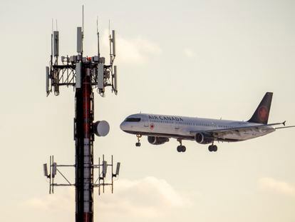 January 20, 2022, Toronto, on, Canada: An Air Canada jet flies past a cell phone tower as it comes in to land at Pearson Airport in Toronto on Thursday January 20, 2022.
  (Foto de ARCHIVO)
20/01/2022