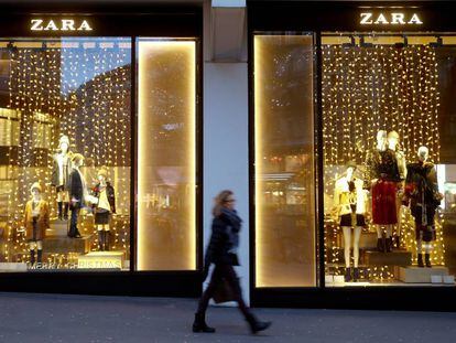 Decoración navideña en uno de los locales de Zara.