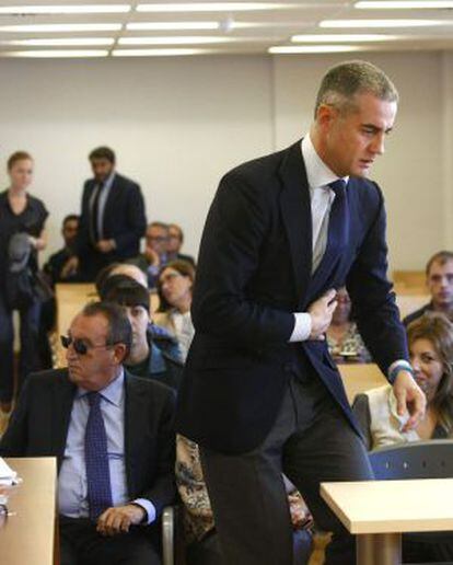 El diputado del PP en las Cortes valencianas Ricardo Costa (de pie), momentos antes de declarar como testigo en el juicio por el &#039;caso Fabra&#039;.
