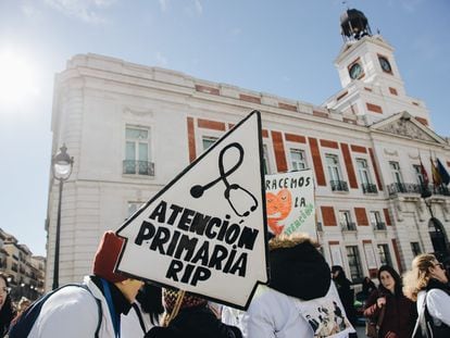 Una persona protesta durante la concentración de médicos y pediatras de atención primaria y hospitalaria frente a la sede del Gobierno regional el 8 de febrero de 2023.