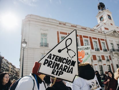 Una persona protesta durante la concentración de médicos y pediatras de atención primaria y hospitalaria frente a la sede del Gobierno regional el 8 de febrero de 2023.