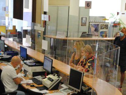 Empleados públicos atendiendo a ciudadanos.