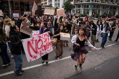 Alumnas y exalumnas protestan frente al colegio Bethlemitas, en Chapinero, Bogotá.