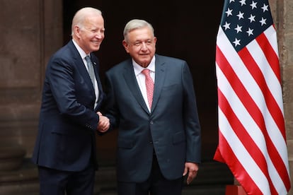 Joe Biden y Andrés Manuel López Obrador, durante una reunión en la Ciudad de México, el 9 de enero.