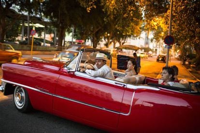 Un antiguo coche americano, como los que pasean a los turistas por el centro de La Habana, frente al Museo de Bellas Artes. 