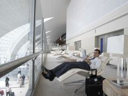 Sala de espera destinada a la clase &lsquo;business&rsquo; de Emirates en el aeropuerto de Dub&aacute;i.
