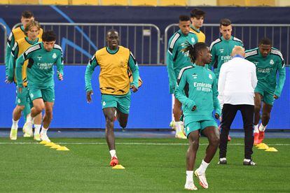Ferland Mendy, en el centro, durante el entrenamiento del Real Madrid el lunes en el Olímpico de Kiev.