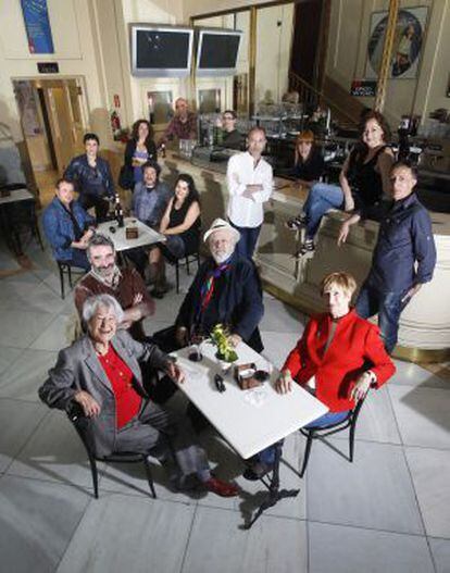 Intérpretes, directores y dramaturgos reunidos en el bar del teatro Español.