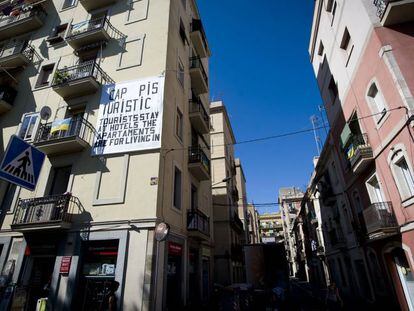 Carteles en la Barceloneta (Barcelona) contra los pisos-apartamentos turísticos y pidiendo a los turistas que se alojen en hoteles. En vídeo, el Ayuntamiento de Madrid limita los pisos turísticos.