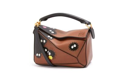 Loewe ha anunciado su segunda colaboración con Studio Ghibli. En esta ocasión, se trata de una nueva colección cápsula inspirada en 'Spirited Away' ('El Viaje de Chihiro'), la película de 2001 que trajo a su director Hayao Miyazaki y a la productora de animación japonesa el Oscar a la mejor película de animación en la 75ª edición de los premios de la Academia. La cinta constituye una verdadera oda a la lealtad, la amistad y la perseverancia ante la adversidad. La colección sale a la venta en tiendas de la marca y Loewe.com este viernes. Precio: 2.400 euros.
