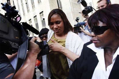 Nafissatou Diallo, a la salida del juzgado tras un encuentro con el fiscal de Nueva York durante ocho horas.