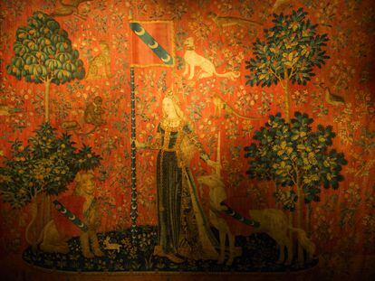 Uno de los seis tapices de 'La dama del unicornio', expuestos en el Museo Nacional de la Edad Media, en París.