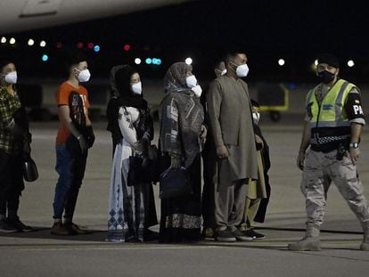 Refugiados afganos procedente de Islamabad, la noche de este martes en la base aérea Torrejón de Ardoz (Madrid).