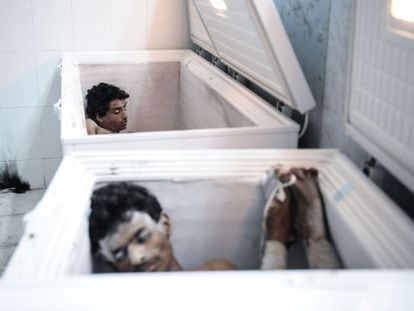 Dos cuerpos en la morgue del hospital de Hajjah.