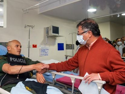 El presidente Petro saluda a uno de los policías heridos durante su visita al Hospital Central de la Policía en Bogotá, el miércoles pasado.