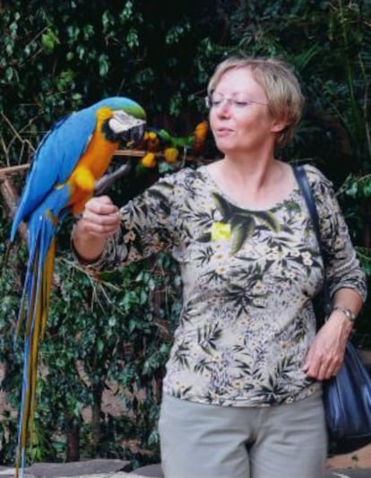 Juliane con un guacamayo en la selva.