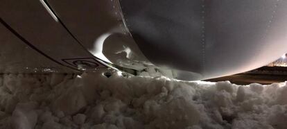 Detalle del golpe en la carcasa del motor de uno de los aviones de la alianza Skyteam afectados por el hielo en el aeropuerto de Barajas.