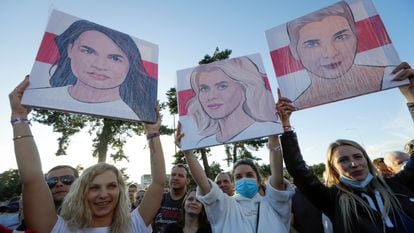 Manifestantes cargan con retratos de Svetlana Tikhanovskaya, Maria Kolesnikova y Veronika Tsepkalo.