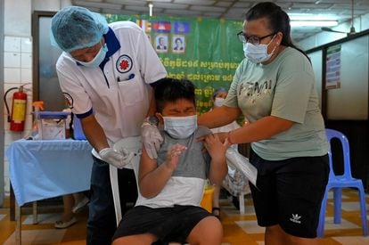 Un niño recibe una dosis de la vacuna Sinovac contra la covid-19 el pasado 1 de noviembre en un centro de salud de Phnom Penh, capital de Camboya.