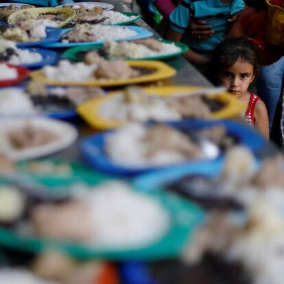 Una niña espera para coger un plato de comida en un refugio para migrantes y personas vulnerables en Cúcuta (Colombia).