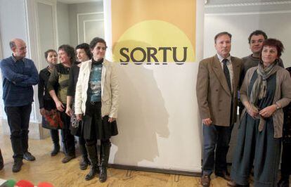 Miembros de la izquierda <i>abertzale,</i> con su portavoz, Iñaki Zabaleta (derecha), ayer en la presentación en Bilbao de Sortu, el nuevo partido.