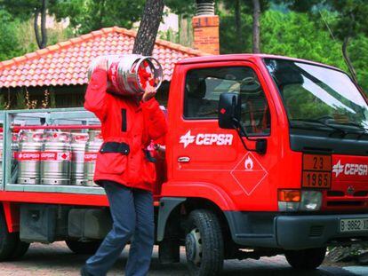 Un camión con bombonas de butano de Cepsa.