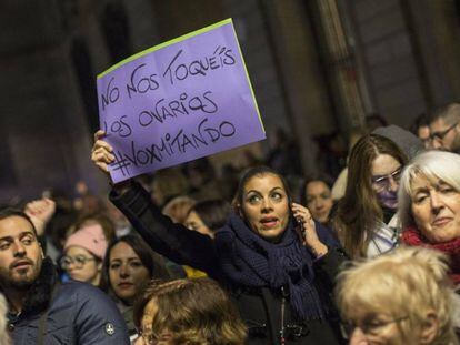 Manifestación feminista en apoyo a las mujeres de Andalucía y contra las propuestas de Vox en materia de género, en diciembre de 2018, en la Plaça de Sant Jaume de Barcelona.