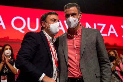 The new leader of the Galician Socialists, Valentín González Formoso, this Wednesday in Santiago de Compostela with Pedro Sánchez.