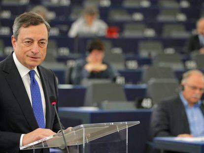 El presidente del BCE, Mario Draghi, durante el debate celebrado este lunes en el Parlamento Europeo, en Estrasburgo.