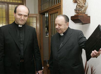 José Ignacio Munilla (a la izquierda), acompañado por Juan María Uriarte.