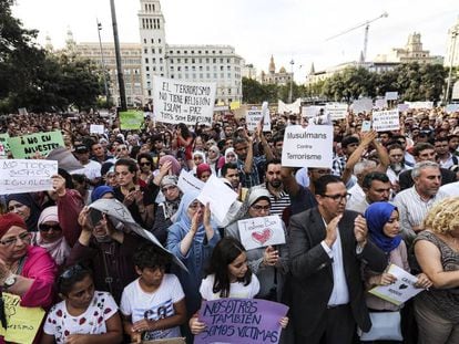 Concentración contra el terrorismo en Barcelona, convocada por la comunidad musulmana.