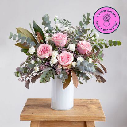 Un ramo de flores es un clásico que nunca falla, pero el modelo Pink Affair de Colvin guarda un secreto: se puede secar para disfrutar de él mucho más tiempo. Precio: 45 euros.