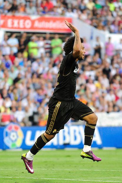 Marcelo prepara la pirueta para festejar su gol.