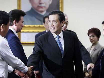 El presidente Ma Ying Jeou saluda a miembros del partido Kuomintang, este 3 de diciembre