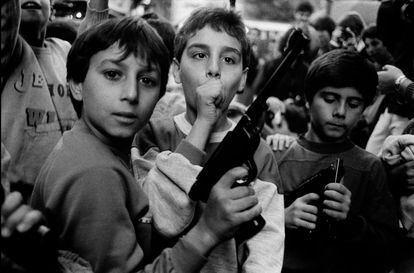 Fiesta del día de los muertos. Los niños juegan con las armas. Palermo, 1986.