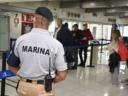Un elemento de la Secretaría de Marina vigila las instalaciones del Aeropuerto Internacional de la Ciudad de México.