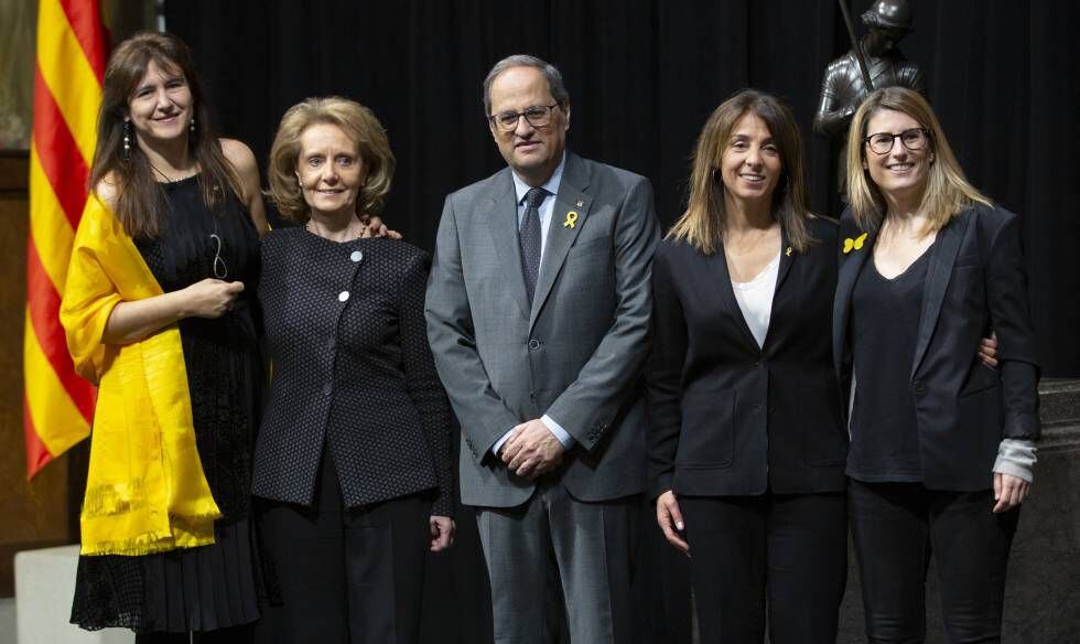 Quim Torra con las nuevas consejeras de Presidencia, Merixell Budó (2d), que sustituye a Elsa Artadi (d); y de Cultura, Mariàngela Vilallonga (2i), que sustituye a Laura Borràs (i), tras su toma de posesión.