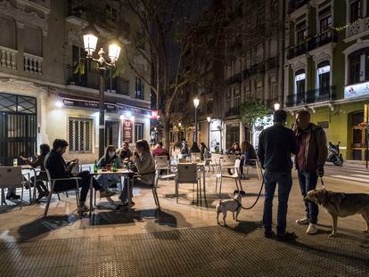 Una terraza de Valencia el lunes 26 de abril, el primer día de apertura de los bares hasta las 10 de las noches.