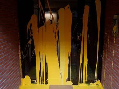 Pintura amarilla lanzada por militantes de Arran en la casa del juez Llarena, en 2018.