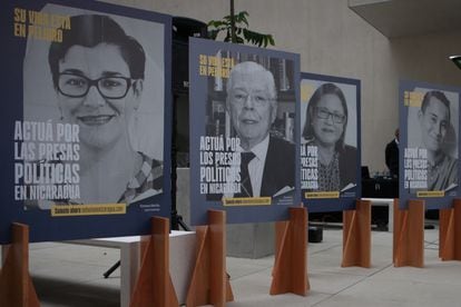 Carteles de presos políticos colocados en la Asamblea Legislativa de Costa Rica.