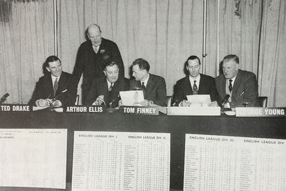 Los miembros del jurado. De izquierda a derecha, Ted Drake, Lord Brabazon (de pie), Arthur Ellis, Tom Finney, Tommy Lawton y George Young.