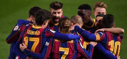 Varios futbolistas del FC Barcelona, en el partido contra el Sevilla celebrado el miércoles.