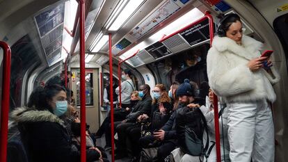 Un grupo de personas, algunas de ellas con mascarillas, en el metro de Londres este pasado martes.