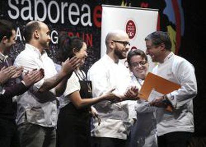 El chef Joan Roca saluda a cocineros formados por &eacute;l en la primera jornada de la XII Cumbre Internacional de Gastronom&iacute;a &quot;Madrid Fusi&oacute;n&quot;. 