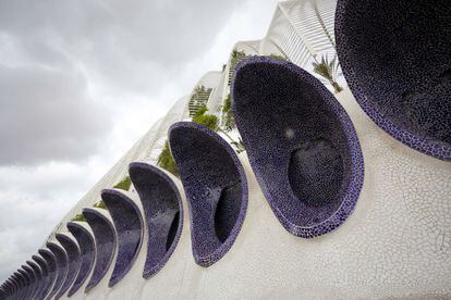 Detalle decorativo del exterior del L'Umbracle. Esta hecho de trencadis. Forma parte el conjunto arquitectónico de la Ciudad de las Artes y las Ciencias, construido por el arquitecto e ingeniero valenciano, Santiago Calatrava, en Valencia.