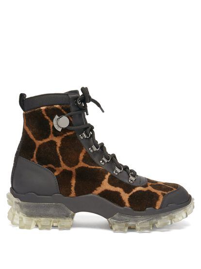 Suela de goma transparente y estampado de jirafa, si buscabas botas originales para combatir el frío aquí las tienes. Son de Moncler y cuestan 525 euros.
