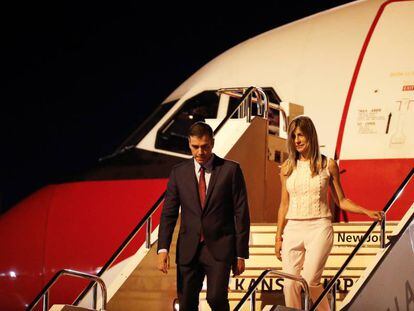 Pedro Sánchez baja del avión en Japón con su esposa, Begoña Gómez.